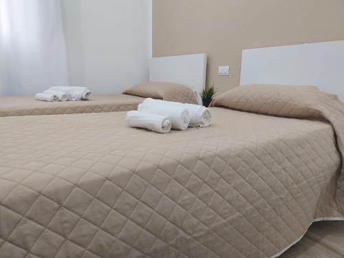 2 camas con almohadas blancas encima de ellas en B&B Civico 137 en Taurianova