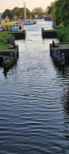 Permandangan sungai dekat dengan rumah tamu ini