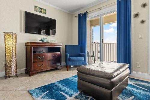 Televisyen dan/atau pusat hiburan di 409-Waterfront View, WIFI, Pool, Close to BUCS Stadium