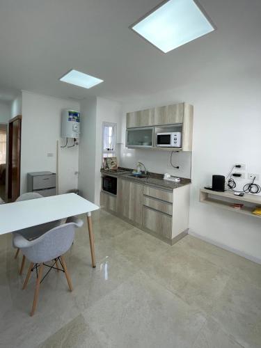 - une cuisine avec une table et un comptoir dans l'établissement Regia Apartamentos Villa Sarita, à Posadas
