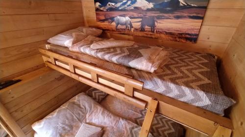 Zimmer mit 2 Etagenbetten in einer Hütte in der Unterkunft Still cabin in Cetinje