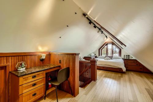 - une chambre avec un lit et un bureau avec une chaise dans l'établissement @ Marbella Lane - Charming Capitol Hill 4BR, à Seattle