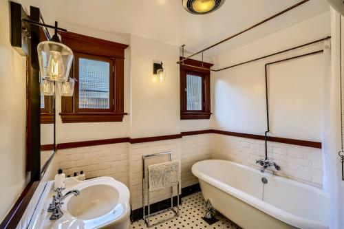 La salle de bains est pourvue d'une baignoire et d'un lavabo. dans l'établissement @ Marbella Lane - Charming Capitol Hill 4BR, à Seattle