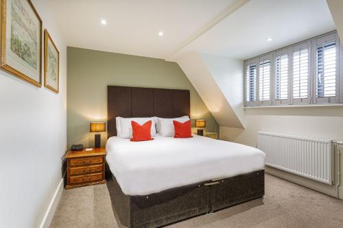 Katil atau katil-katil dalam bilik di Forest Park Country Hotel & Inn, Brockenhurst, New Forest, Hampshire - The Coaching Inn Group