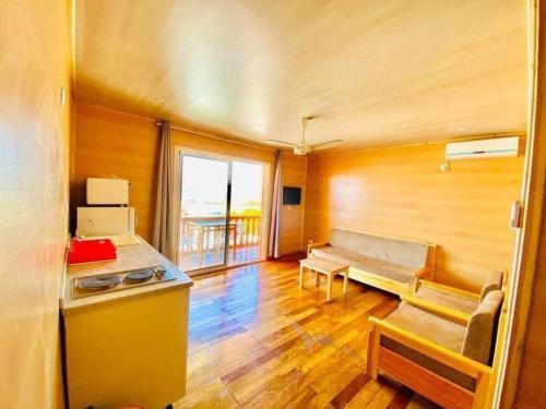 uma sala de estar com um sofá e uma mesa em Kélibia beach chalets em Kelibia