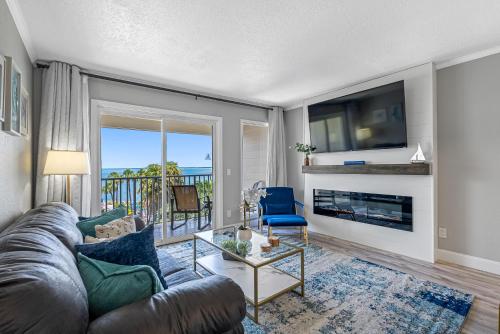 a living room with a couch and a tv and a fireplace at Wake up to the ocean breeze - Enjoy amazing views in Tampa