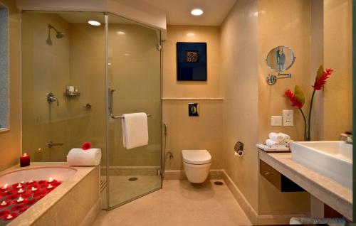uma casa de banho com um chuveiro, um WC e um lavatório. em Fortune Park JPS Grand, Rajkot - Member ITC's Hotel Group em Rajkot