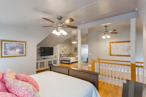 - une chambre avec un lit et un ventilateur de plafond dans l'établissement Captain's Quarters East Nashville, Tn (Five Point), à Nashville