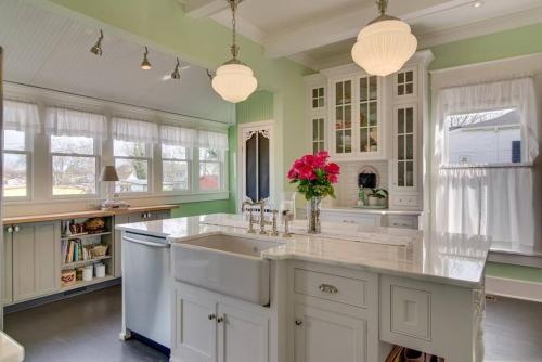 een grote keuken met witte kasten en een wastafel bij Captain's Quarters East Nashville, Tn (Five Point) in Nashville