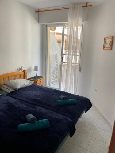 - une chambre avec un lit doté d'oreillers verts dans l'établissement Apartament Monserrat, à Torrevieja