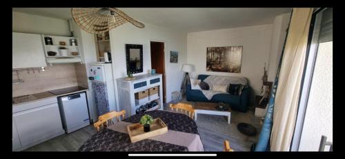 uma cozinha e uma sala de estar com uma mesa num quarto em Refuge St Lary em Saint-Lary-Soulan