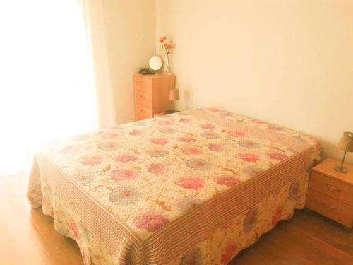 Ένα ή περισσότερα κρεβάτια σε δωμάτιο στο BEACH FRONT APARTMENT - with swimming pool, barbecue and tennis court!