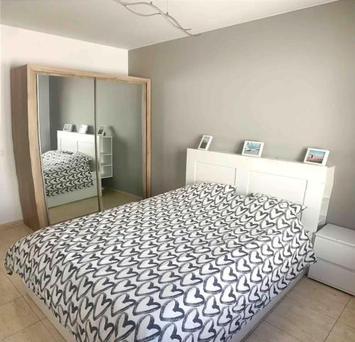 Cama o camas de una habitación en A cozy staying in the heart of Lanzarote.