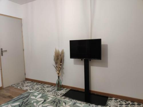 een kamer met een flatscreen-tv aan de muur bij Studio privée de 24m2 à 20 min de Puy du fou in Vendrennes