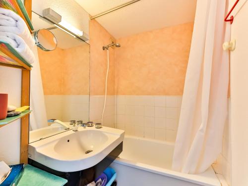 une salle de bain avec un lavabo, une douche et une baignoire dans l'établissement Vif océan, à Saint-Hilaire-de-Riez