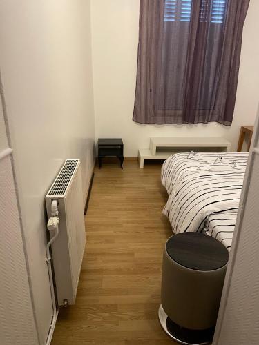 Cette petite chambre comprend 2 lits et une fenêtre. dans l'établissement Beau F2 Paris face gare de Rosny, à Rosny-sous-Bois