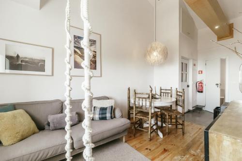 a living room with a couch and a table at Casa do Baloiço in Cortes do Meio