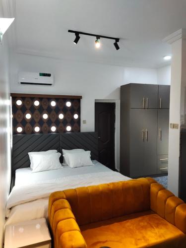 Keev Homes & Apartments Shortlet tesisinde bir odada yatak veya yataklar