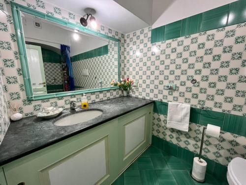 bagno con lavandino e specchio di POSITANO CENTRAL HOUSE free wi-fi and air condition a Positano