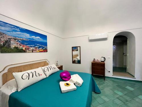 una camera con un letto con un animale di peluche viola di POSITANO CENTRAL HOUSE free wi-fi and air condition a Positano