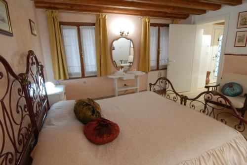 um quarto com uma cama com um espelho e abóboras em Ninette Home em Veneza