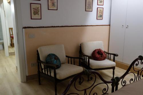 due sedie sedute l'una accanto all'altra in una stanza di Ninette Home a Venezia