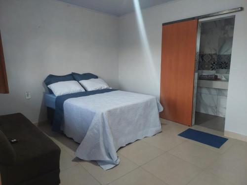 1 dormitorio pequeño con 1 cama y armario en Hospedagem Central Eu Amo Piri en Pirenópolis