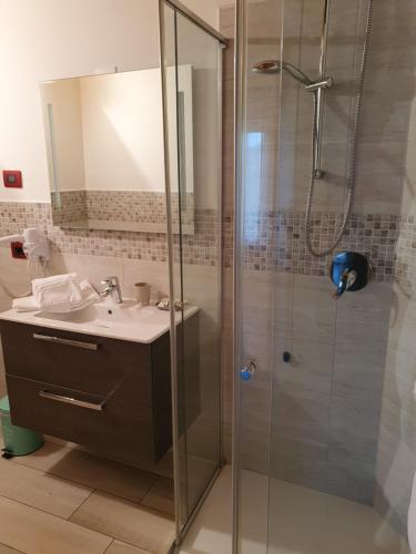 a bathroom with a shower and a sink at Residenza Tito Livio Teolo in Teolo