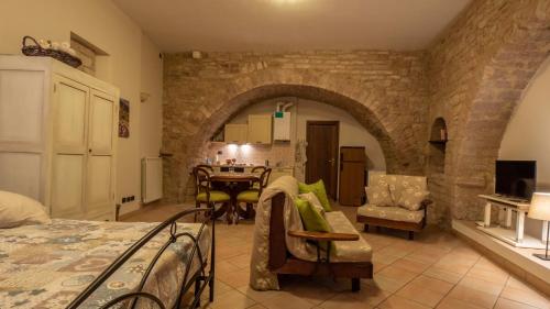 ein Wohnzimmer mit einem Bett und einem Esszimmer in der Unterkunft La Chiocciola Assisi in Assisi