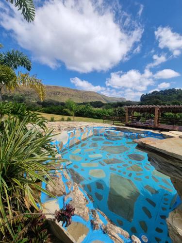 A piscina localizada em Chalés Encantos da Serra ou nos arredores