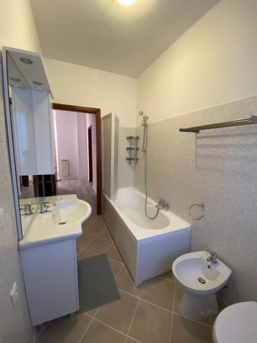a bathroom with a tub and a sink and a toilet at Casa Mattei in Chioggia