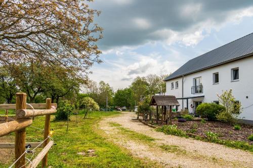 Κήπος έξω από το Eifel-Apartments Orsfeld