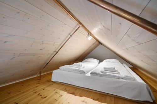 スタヴァンゲルにあるCharming Rooftop Apartment in Heart of Stavangerの小さなテント内のベッドルーム1室(ベッド2台付)