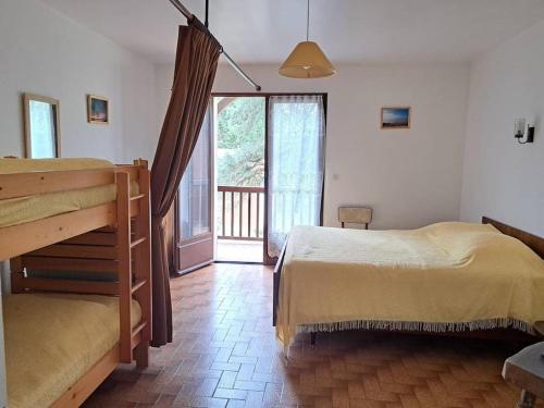 - une chambre avec 2 lits et une porte coulissante en verre dans l'établissement COLIBRI, à Lit-et-Mixe