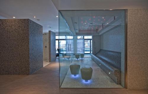 a lobby with two vases in a glass case at Grand Nosalowy Dwór in Zakopane