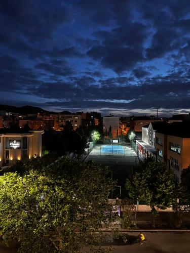 vista sulla città di notte di Rolling Apartment Tirana - Near Blloku a Tirana