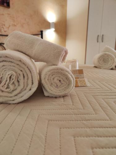 un montón de toallas encima de una cama en b&b La Madonnina en Presicce