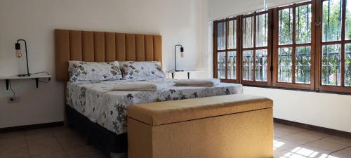1 dormitorio con 1 cama grande y ventana grande en Canciller House Godoy Cruz en Godoy Cruz
