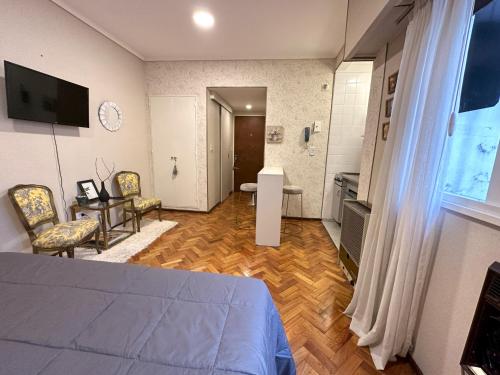 1 dormitorio con 1 cama y sala de estar en Guty en Buenos Aires