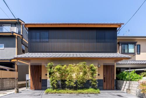 a house with a black and wooden facade at 京 吉乃家 in Kyoto
