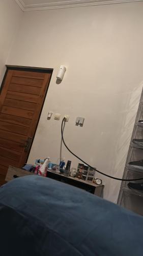 een kamer met een deur en een lamp aan de muur bij House Edan in Medan