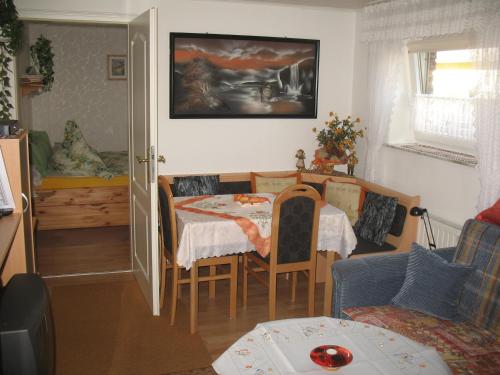 ein Wohnzimmer mit einem Tisch und einem Esszimmer in der Unterkunft Haus Edith Kempa in Sankt Aldegund