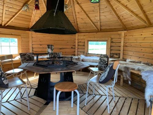 una habitación con mesa y sillas en una cabaña en The Blue Cabin en Tyfta
