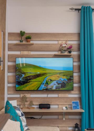 TV a/nebo společenská místnost v ubytování Aphrodite Apartment ideal for holidays in Siviri