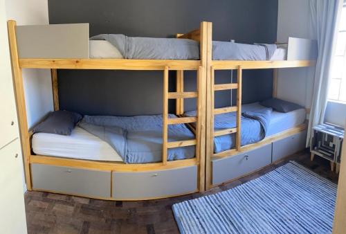 Bunk bed o mga bunk bed sa kuwarto sa Gup Hostel