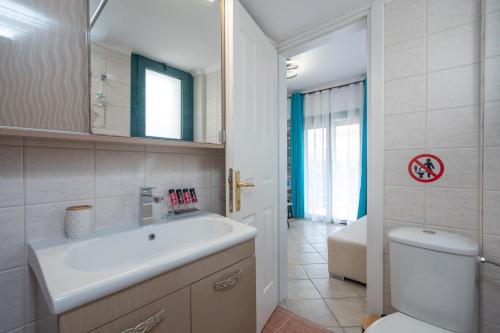 Koupelna v ubytování Aphrodite Apartment ideal for holidays in Siviri