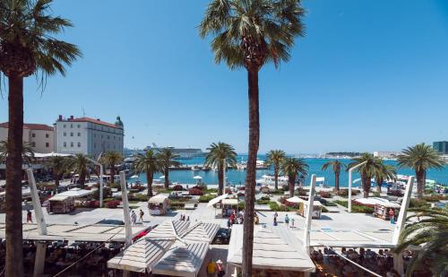 Oasis luxury apartment with terrarce and jacuzzi