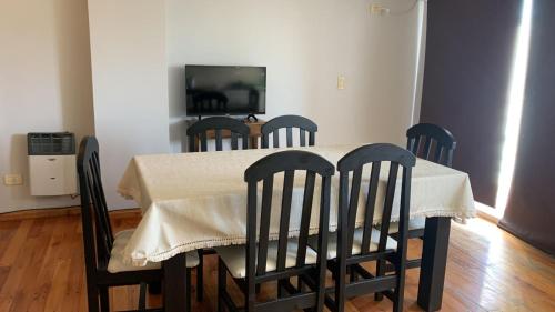 stół jadalny z 4 krzesłami i telewizor w obiekcie Carriles Inn w mieście Mendoza