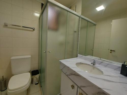 Et badeværelse på Apto Riviera Piscina Aquecida