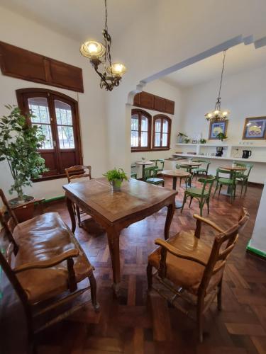 een eetkamer met een houten tafel en stoelen bij Terraza de la Usina in Salta